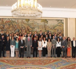 Fotografía de grupo de Su Alteza Real el Príncipe de Asturias con los componentes de la XX Promoción del Cuerpo Superior de Sistemas y Tecnología de l